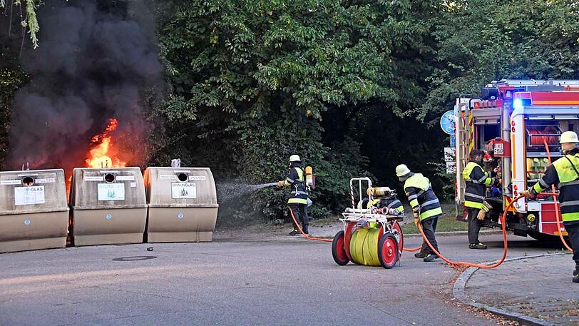 Anwohnern war es nicht gelungen, die Flammen mit Feuerlöschern in Griff zu bekommen.