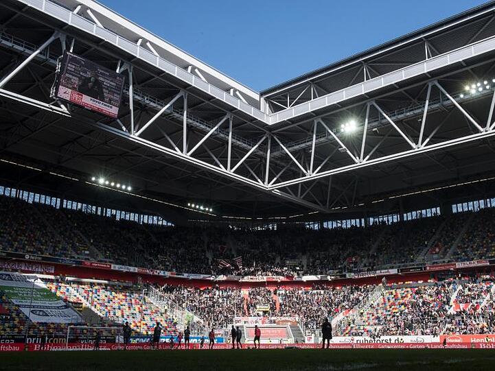 Solche Bilder aus dem Stadion in Düsseldorf wird es vorerst nicht wieder geben (2018).