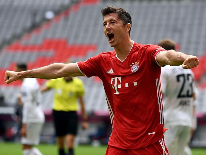 Münchens Robert Lewandowski jubelt nach seinem Treffer zum 2:0 gegen Freiburg. Foto: Sven Hoppe/dpa-Pool/dpa