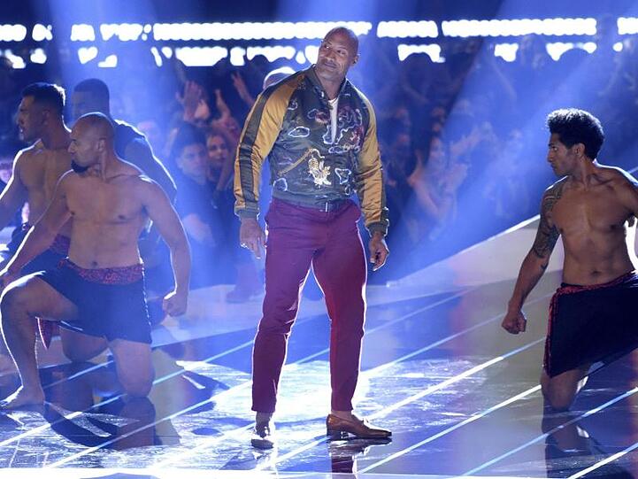 Sie tanzen für "The Rock": Dwayne Johnson erhält den "Generation Award".
