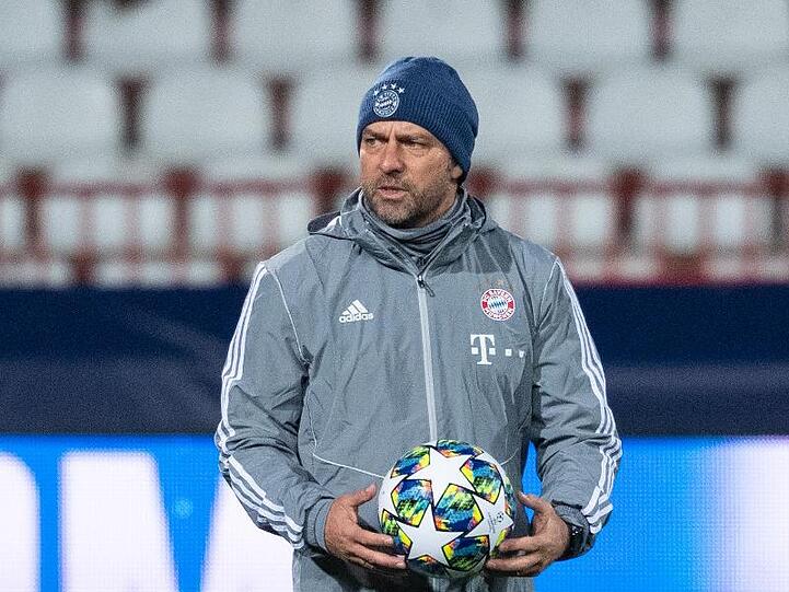 Trainer Hansi Flick leitet das Training. Foto: Sven Hoppe/dpa/Archivbild