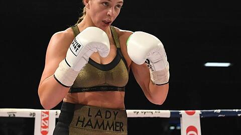 Christina Hammer steht im Boxring.