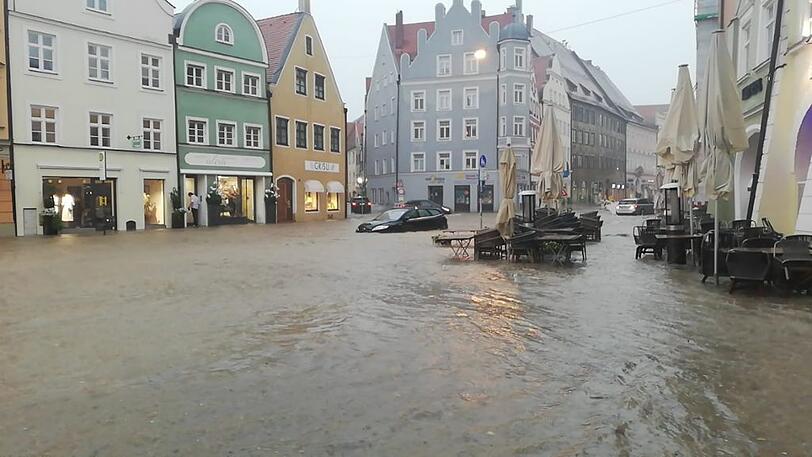 Die Autofahrer hatten Mühe, mit ihren Fahrzeugen durch das Wasser zu kommen.