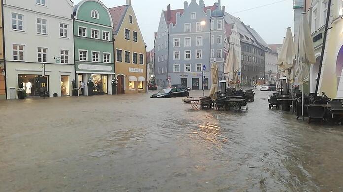Die Autofahrer hatten Mühe, mit ihren Fahrzeugen durch das Wasser zu kommen.
