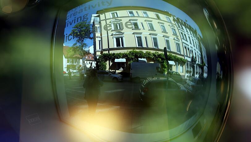 Hingucker im Lampenladen: Im Schaufenster spiegeln sich die Gebäude. Hingucker im Lampenladen: Im Schaufenster spiegeln sich die Gebäude.