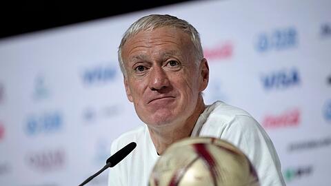 Frankreichs Nationaltrainer Didier Deschamps in einer Pressekonferenz.