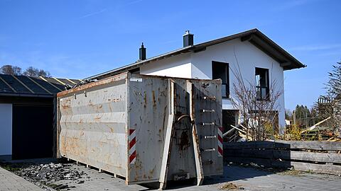 Der Container steht schon: Drei H&auml;user m&uuml;ssen abgerissen werden.