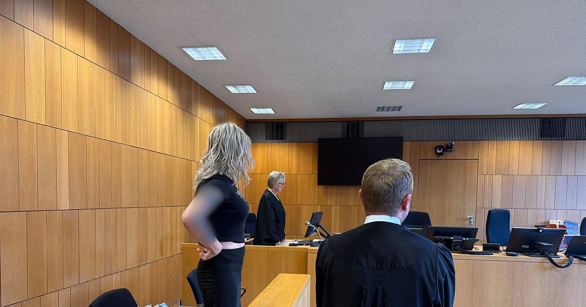 Deal in Traunstein: Polizistin soll 14-Jährige in Fast-Food-Toilette ...