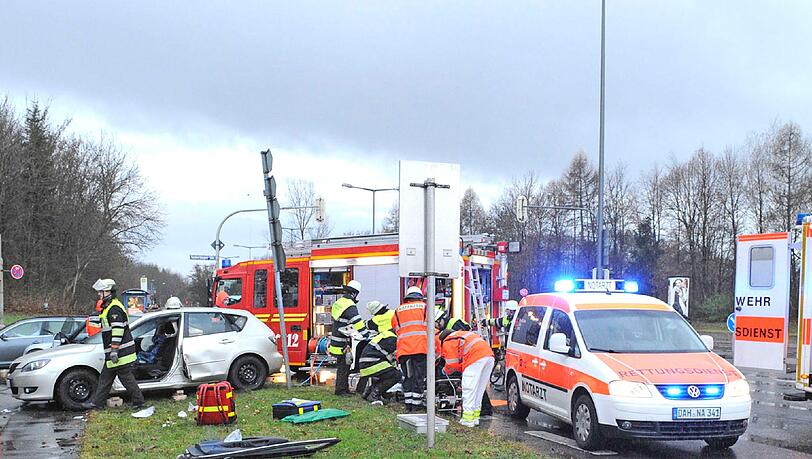 Beim Unfall an der Ecke Wintrichring/ Nederlingerstraße in Neuhausen werden am Montag zwei Personen verletzt. Beim Unfall an der Ecke Wintrichring/ Nederlingerstraße in Neuhausen werden am Montag zwei Personen verletzt.
