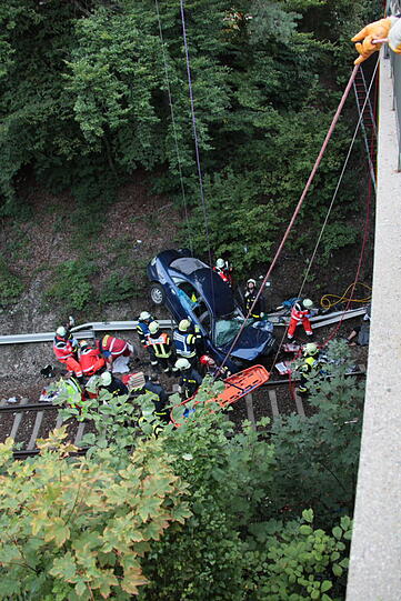 Furchtbarer Unfall im Landkreis Altötting: Ein PKW fliegt von einer Brücke herunter und knallt auf das Gleisbett. Drei junge Menschen kommen schwer verletzt in die Klinik.