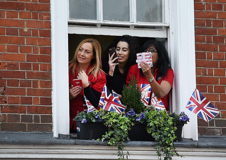 Während Politiker aus dem In- und Ausland die Verdienste der Queen ehren, feiern in Windsor die Untertanen ihre Monarchin. Die Bilder zum Durchklicken.
