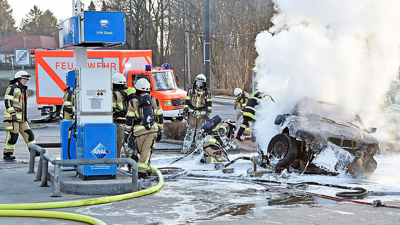 Die Bilder vom spektakulären BMW-Unfall in Gräfelfing.