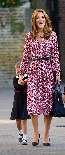 Zum ersten Schultag (5. September 2019) ihrer Tochter Charlotte an der Schule "Thomas's Battersea" zeigt sich Kate gut gelaunt in einem Blumenkleid mit passendem schwarzen Gürtel.