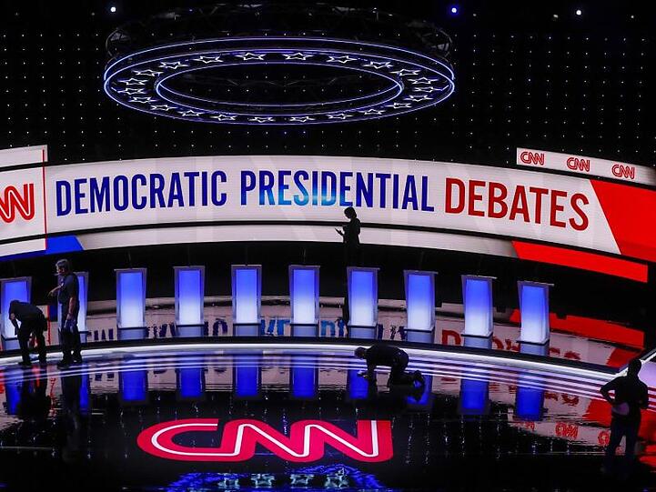 Arbeiter bereiten die Bühne für die 2. TV-Debatte der Demokraten im Fox Theatre in Detroit vor.