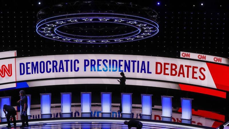 Arbeiter bereiten die Bühne für die 2. TV-Debatte der Demokraten im Fox Theatre in Detroit vor. Arbeiter bereiten die Bühne für die 2. TV-Debatte der Demokraten im Fox Theatre in Detroit vor.