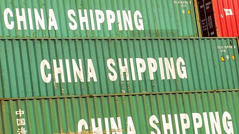 Container im Hafen von Shanghai. Chinesische Firmen investierten im ersten Halbjahr 2019 laut EY-Studie gerade einmal 505 Millionen Dollar in der Bundesrepublik.