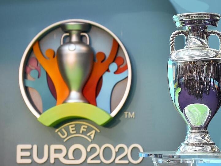 Der EM-Pokal ist neben dem Logo für die UEFA EURO 2020 zu sehen. Foto: Facundo Arrizabalaga/EPA/dpa/Symbolbild