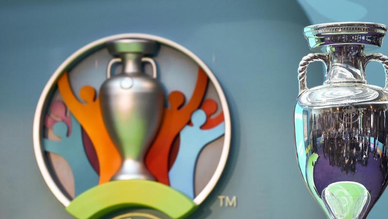 Der EM-Pokal ist neben dem Logo für die UEFA EURO 2020 zu sehen. Foto: Facundo Arrizabalaga/EPA/dpa/Symbolbild Der EM-Pokal ist neben dem Logo für die UEFA EURO 2020 zu sehen. Foto: Facundo Arrizabalaga/EPA/dpa/Symbolbild
