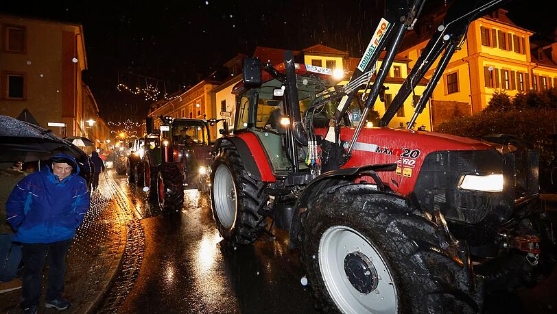 Bei der Demonstration von Landwirten ziehen zahlreiche Traktoren und Schlepper durch die Stadt.