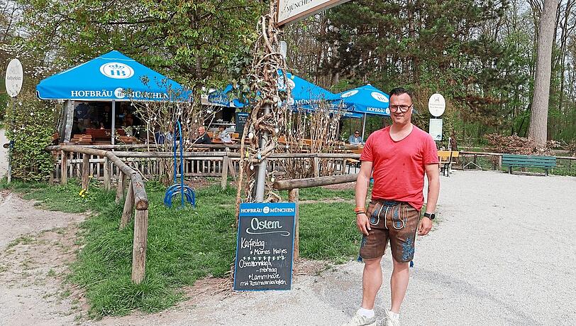 Im Oktober 1998 hat Michael Geyer das Mini-Hofbräuhaus im Nordteil des Englischen Gartens eröffnet. Seitdem ist der kleine Biergarten Anlaufpunkt für Stammgäste, Spaziergänger und Hundebesitzer. Dank letzteren trägt das Lokal auch den Namen "Hundebiergarten".