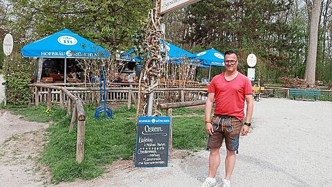 Im Oktober 1998 hat Michael Geyer das Mini-Hofbräuhaus im Nordteil des Englischen Gartens eröffnet. Seitdem ist der kleine Biergarten Anlaufpunkt für Stammgäste, Spaziergänger und Hundebesitzer. Dank letzteren trägt das Lokal auch den Namen "Hundebiergarten".