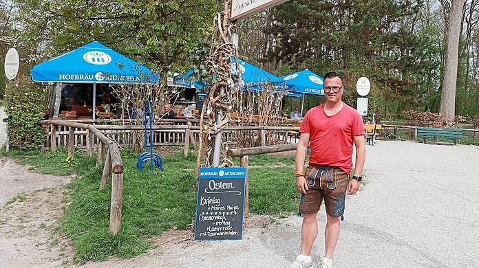 Im Oktober 1998 hat Michael Geyer das Mini-Hofbräuhaus im Nordteil des Englischen Gartens eröffnet. Seitdem ist der kleine Biergarten Anlaufpunkt für Stammgäste, Spaziergänger und Hundebesitzer. Dank letzteren trägt das Lokal auch den Namen "Hundebiergarten".
