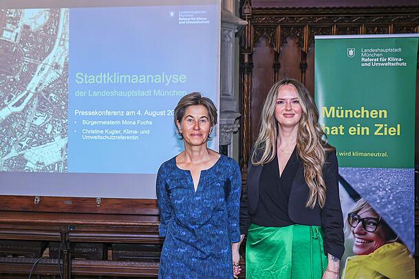 (v.li.) Klima- und Umweltschutzreferentin Christine Kugler (parteilos) und die zweite Bürgermeisterin Mona Fuchs (Grüne) bei der Vorstellung der Stadtklimaanalyse im Rathaus. (v.li.) Klima- und Umweltschutzreferentin Christine Kugler (parteilos) und die zweite Bürgermeisterin Mona Fuchs (Grüne) bei der Vorstellung der Stadtklimaanalyse im Rathaus.