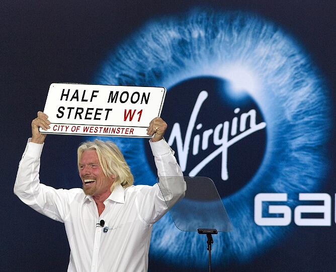 Im US-Bundesstaat New Mexico eröffnete der britische Milliardär Sir Richard Branson seinen touristischen Weltraumbahnhof. Das Straßenschild wird im neuen Spaceport America ihm zu Ehren installiert werden - in der gleichnamigen Straße in Großbritannien begann Branson mit der Arbeit an seinem Weltraum-Tourismus-Projekt "Virgin Galactic".