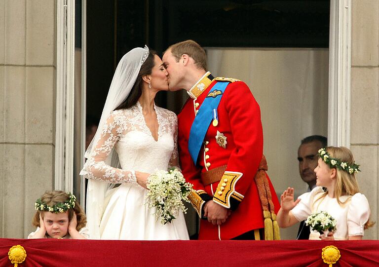 Auf dem Balkon des Buckingham-Palasts gab es dann auch das lang ersehnte Küsschen.