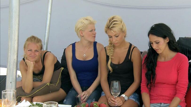 Beim Gruppenendate herrscht eisige Stimmung zwischen Conny (li.) und Melanie (2.v.li.). Nina und Natascha bedauern die schlechte Stimmung ebenfalls.