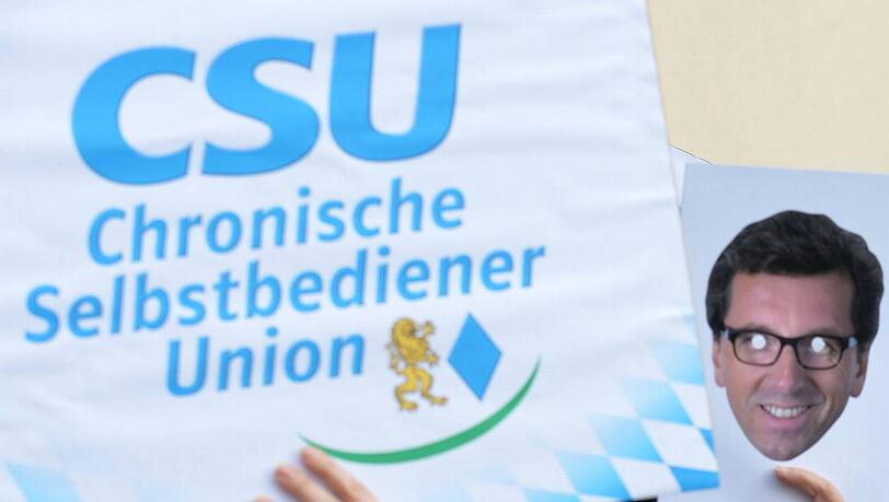 Hämischer Spott: Demonstranten machen sich vor dem Postpalast über die Amigo-Affäre lustig. Hämischer Spott: Demonstranten machen sich vor dem Postpalast über die Amigo-Affäre lustig.