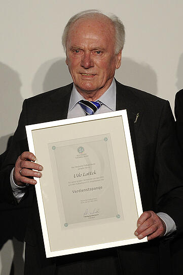 Der ehemalige Fußballtrainer Udo Lattek hält am Donnerstag (22.03.2012) in Bonn die Verdienst-Urkunde des DFB für Fußballtrainer in den Händen.