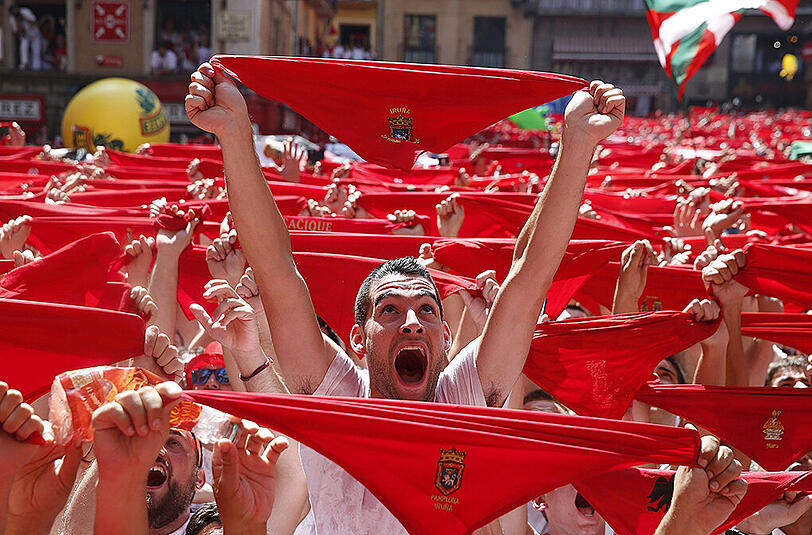 Fans und Demonstranten auf dem Sanfermines-Festival 2015 in Pamplona.