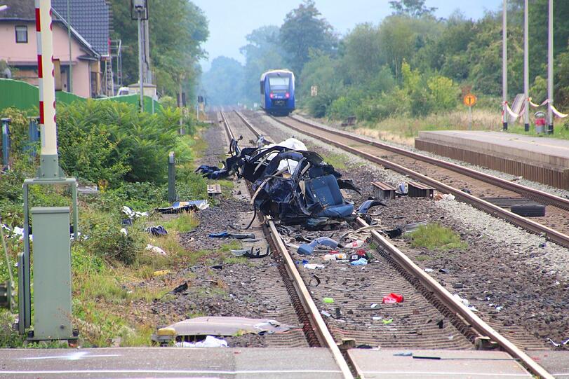 Bei dem Unfall an dem Bahnübergang kamen 5 Menschen ums Leben.