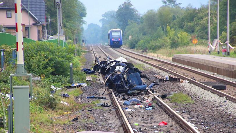 Bei dem Unfall an dem Bahnübergang kamen 5 Menschen ums Leben. Bei dem Unfall an dem Bahnübergang kamen 5 Menschen ums Leben.
