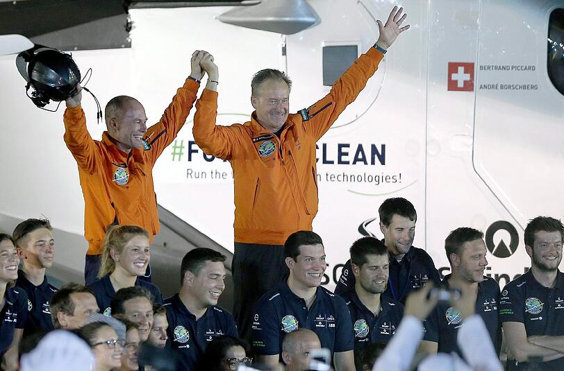 Die Piloten Bertrand Piccard (r) und Andre Borschberg feiern nach der Landung in Abu Dhabi. Foto: Stringer