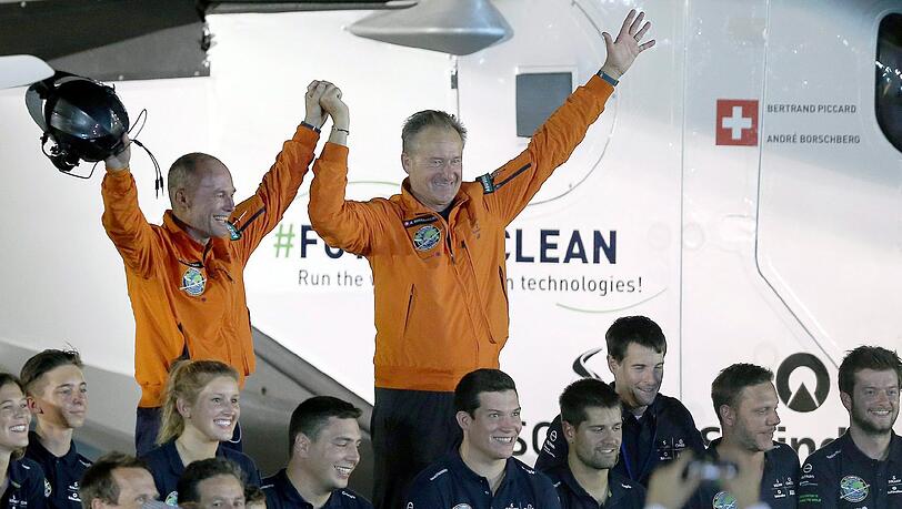 Die Piloten Bertrand Piccard (r) und Andre Borschberg feiern nach der Landung in Abu Dhabi. Foto: Stringer Die Piloten Bertrand Piccard (r) und Andre Borschberg feiern nach der Landung in Abu Dhabi. Foto: Stringer