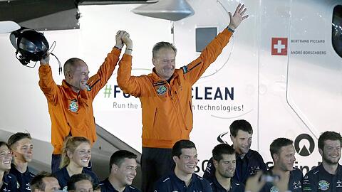 Die Piloten Bertrand Piccard (r) und Andre Borschberg feiern nach der Landung in Abu Dhabi. Foto: Stringer