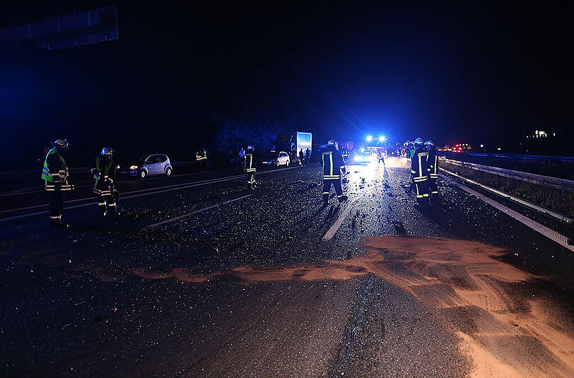 Trümmerfeld auf der A3: Am späten Mittwochabend waren hier mehrere Fahrzeuge an drei Unfällen beteiligt. Die Bilder aus Erlangen.