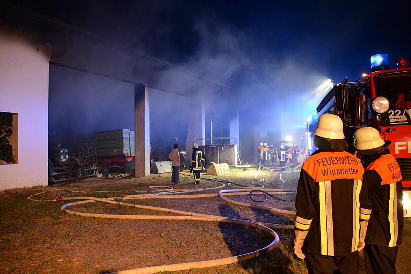 Die Maschinenhalle kam vergleichsweise unbeschadet davon - dafür zerstörte der Brand einen Traktor sowie mehrere Anhänger. Die Bilder aus Gerzen bei Landshut.