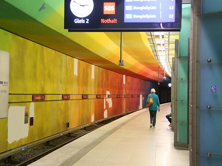 Die Optik in dem bunten U-Bahnhof ist gestört.