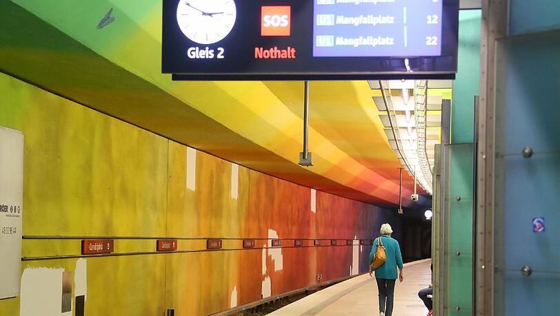 Die Optik in dem bunten U-Bahnhof ist gestört. Die Optik in dem bunten U-Bahnhof ist gestört.