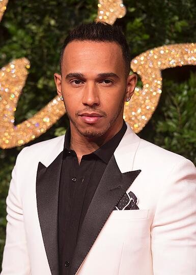 Heimspiel für den frischgebackenen Formel-1-Weltmeister: Lewis Hamilton im weißen Sacko.