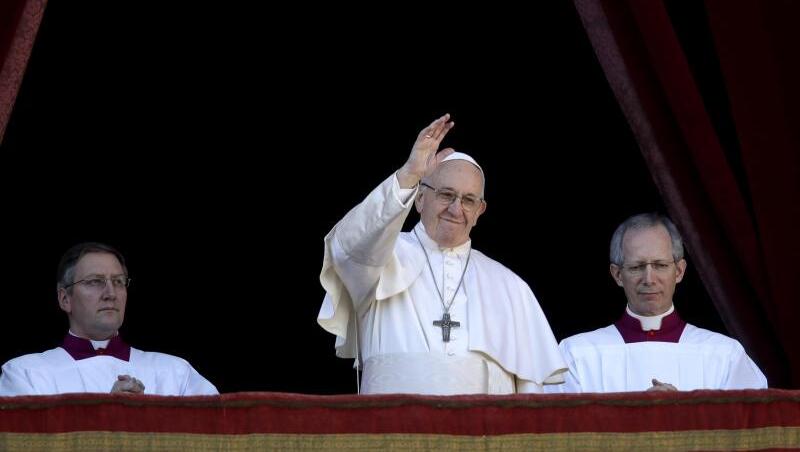Papst Franziskus (M) winkt vom Hauptbalkon der Peterskirche im Vatikan. Papst Franziskus (M) winkt vom Hauptbalkon der Peterskirche im Vatikan.