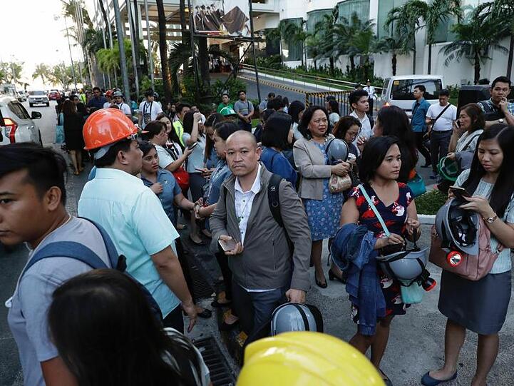 Das Beben war Berichten zufolge in der gesamten Großregion Metro Manila um die philippinische Hauptstadt herum zu spüren, wo Menschen aus Büros und Geschäftsgebäuden flohen.