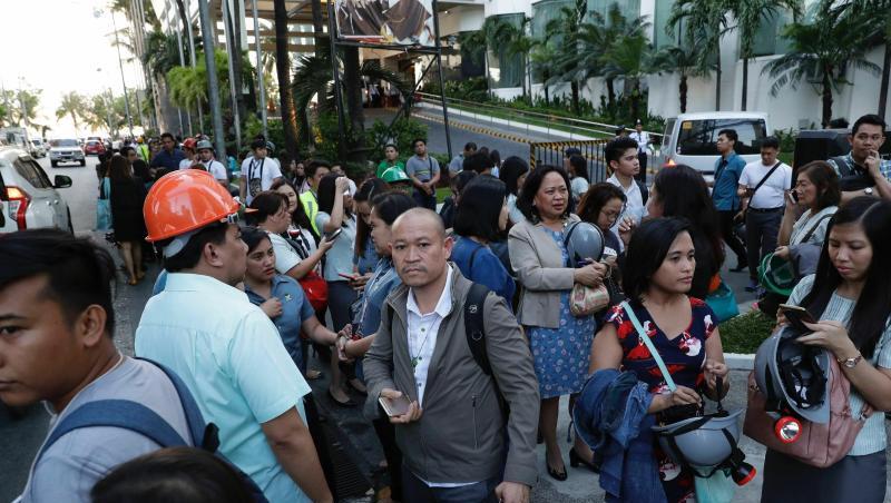 Das Beben war Berichten zufolge in der gesamten Großregion Metro Manila um die philippinische Hauptstadt herum zu spüren, wo Menschen aus Büros und Geschäftsgebäuden flohen. Das Beben war Berichten zufolge in der gesamten Großregion Metro Manila um die philippinische Hauptstadt herum zu spüren, wo Menschen aus Büros und Geschäftsgebäuden flohen.