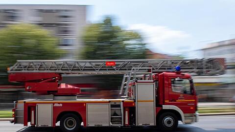 Ein Feuerwehrauto ist im Einsatz. Foto: Monika Skolimowska/zb/dpa/Symbolbild