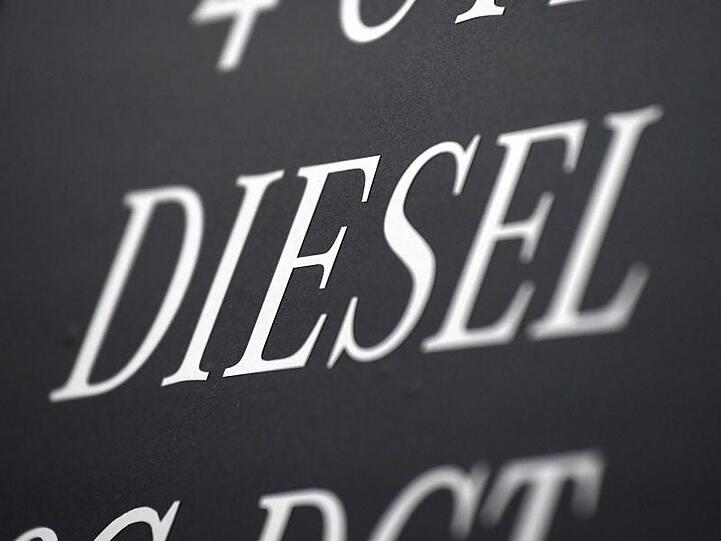 Daimler hatte im Sommer 2017 angekündigt, dass rund drei Millionen Diesel mit neuer Software nachgerüstet werden sollen, um deren Schadstoffausstoß zu senken.