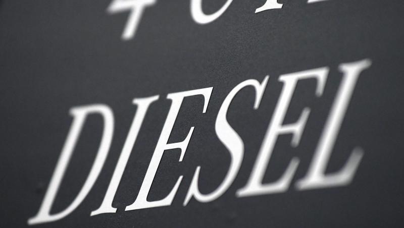 Daimler hatte im Sommer 2017 angekündigt, dass rund drei Millionen Diesel mit neuer Software nachgerüstet werden sollen, um deren Schadstoffausstoß zu senken. Daimler hatte im Sommer 2017 angekündigt, dass rund drei Millionen Diesel mit neuer Software nachgerüstet werden sollen, um deren Schadstoffausstoß zu senken.