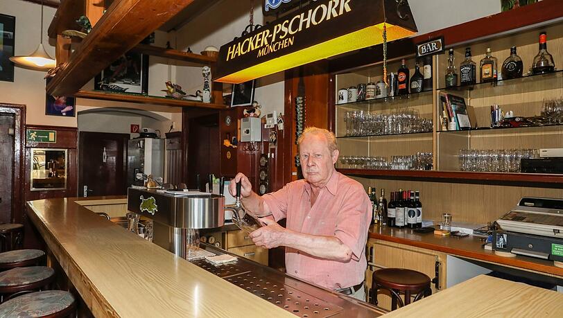 Hans Karp in seiner Kneipe Rheinpfalz. Er hat nur Plätze drinnen, die sind aber wegen Corona nicht genug belegt.
